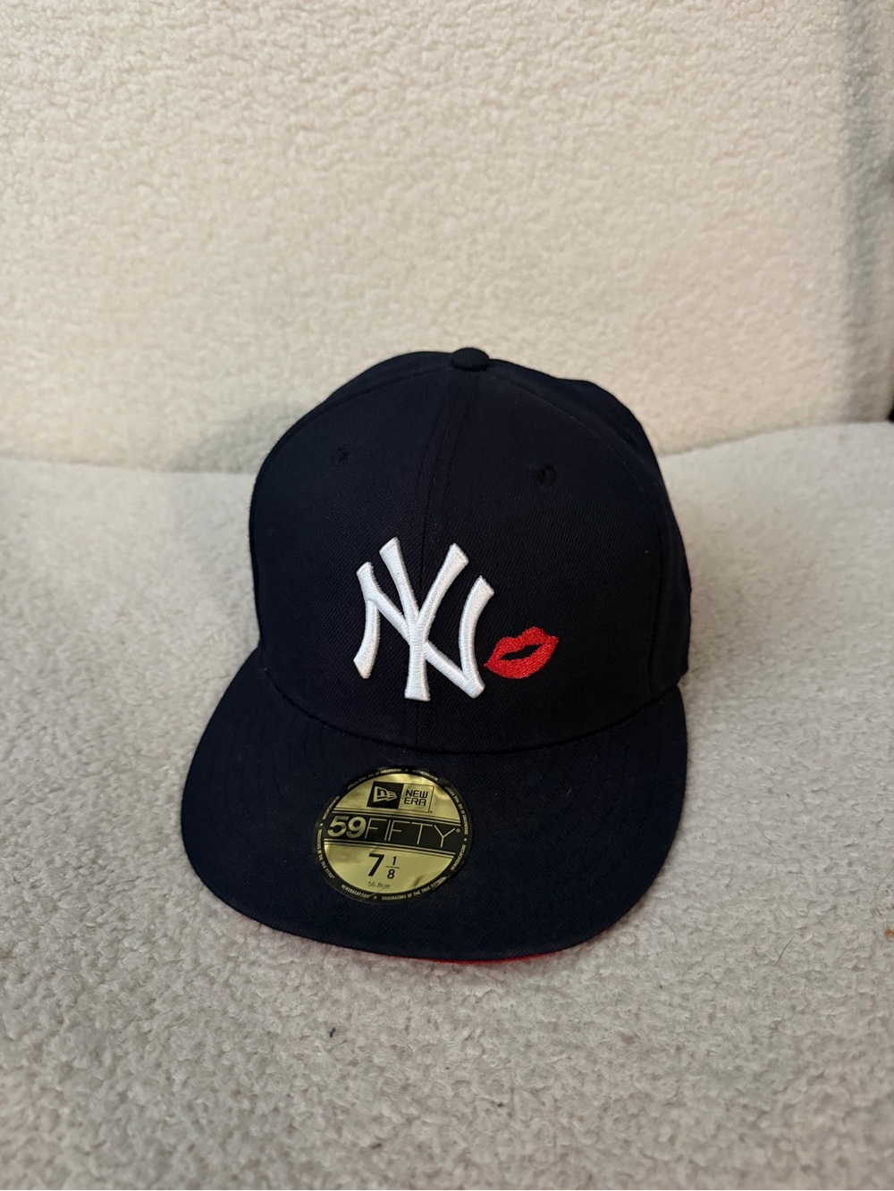 New Era mens Navy Cap with White NY Logo and Red Kiss